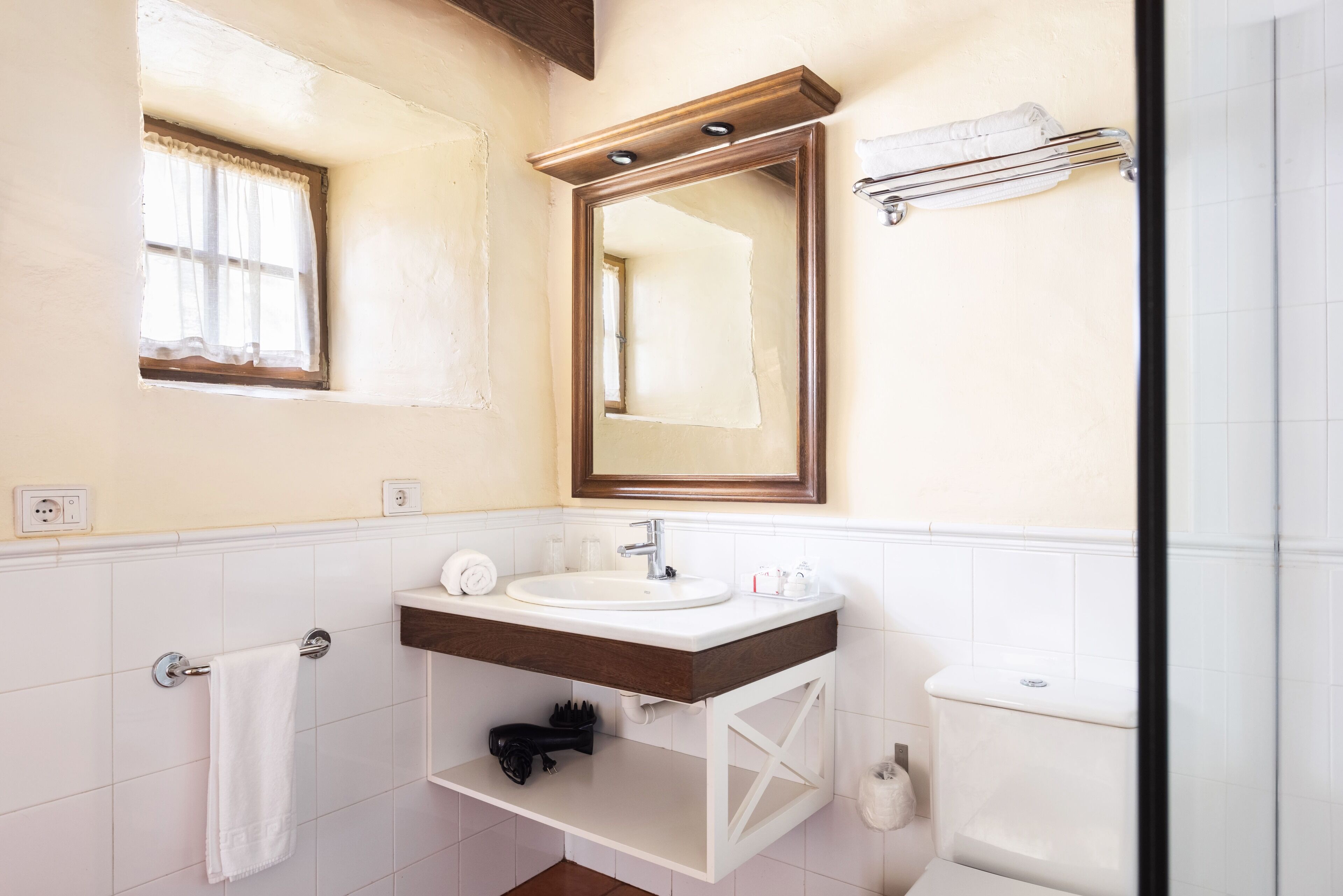 double room (hacienda) | bathroom | shower, free toiletries, hair dryer, towels