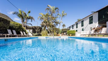 Outdoor pool, pool umbrellas, sun loungers