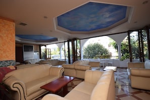 2 bares/lounges, bar ao lado da piscina