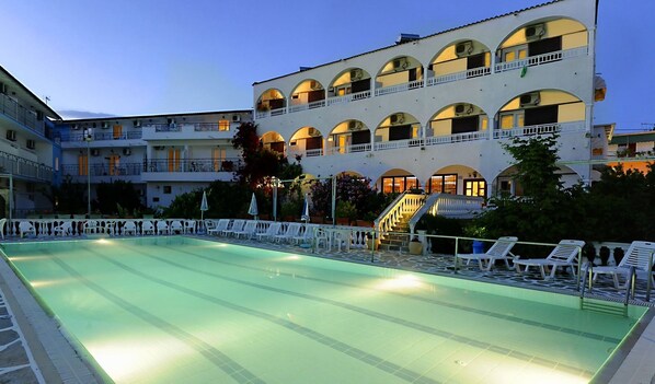 حمّام سباحة خارجي