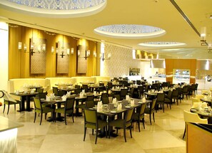 3 restaurants; breakfast, lunch, and dinner served