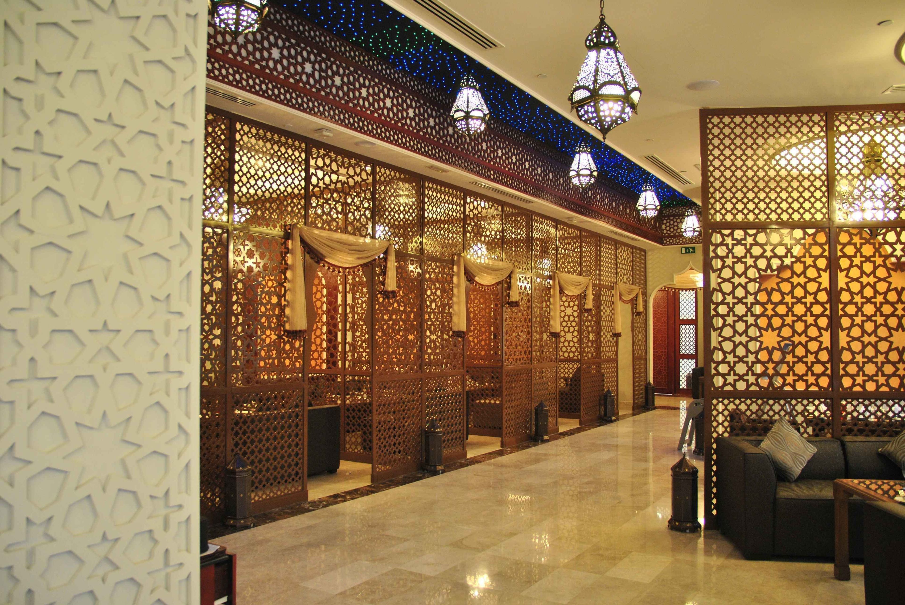 cocktail bar, pool views, open daily