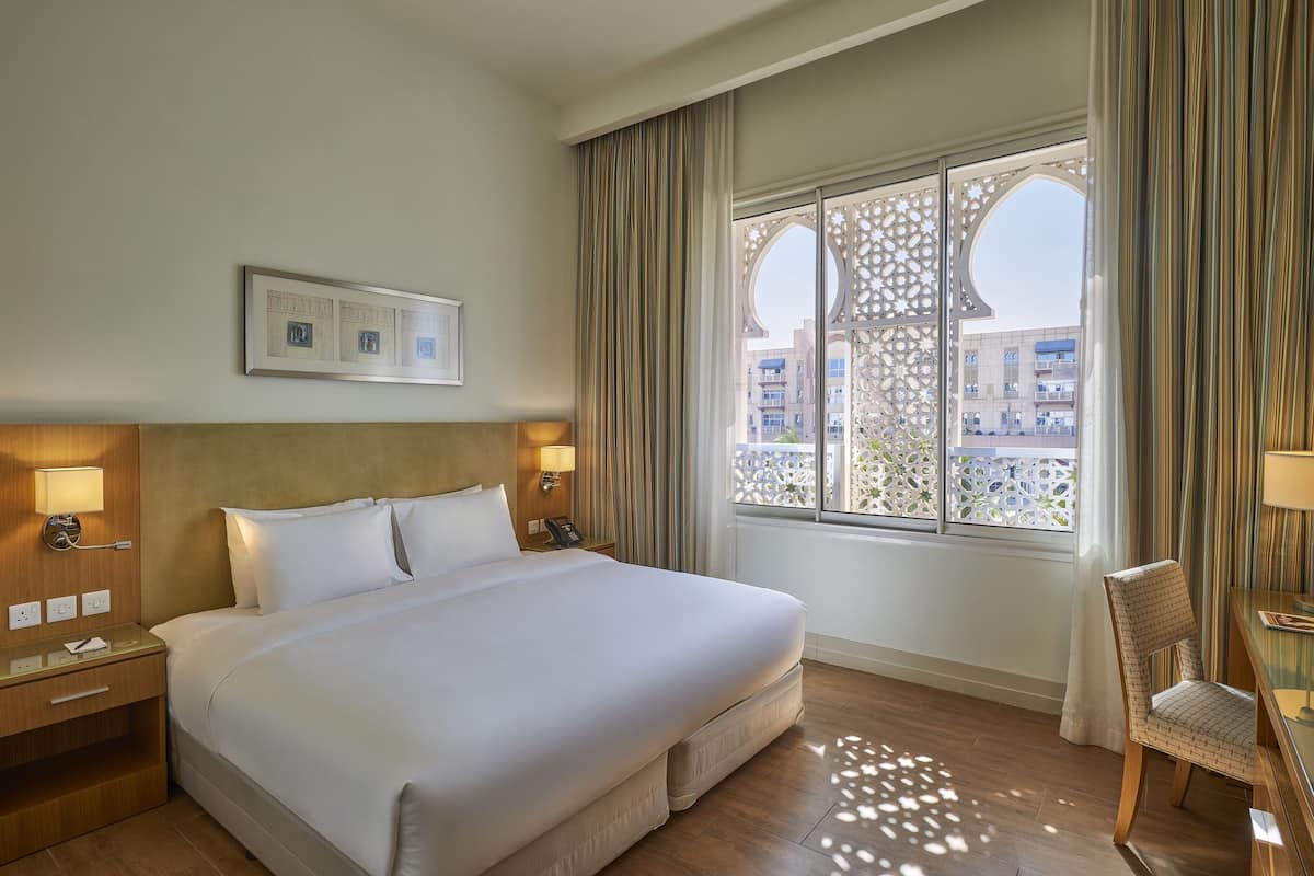 1 quarto, cofres nos quartos, cortinas blackout