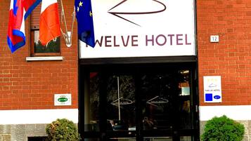 La entrada al Hotel Twelve, con un cartel que muestra el nombre del hotel.