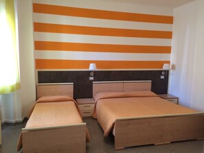 Cubrecamas, escritorio, cortinas blackout y sistema de insonorización 