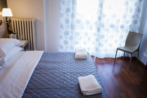 Doppel- oder Zweibettzimmer | Daunenbettdecken, Schreibtisch, Verdunkelungsvorhänge