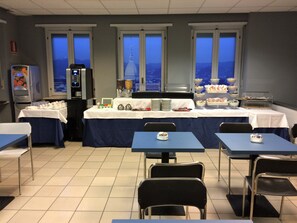 Desayuno (EUR 8 por persona)