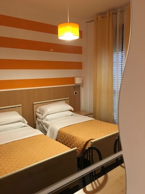 Doppel- oder Zweibettzimmer | Daunenbettdecken, Schreibtisch, Verdunkelungsvorhänge
