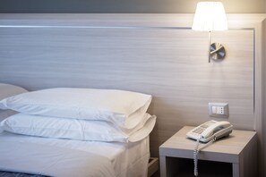 Doppel- oder Zweibettzimmer | Daunenbettdecken, Schreibtisch, Verdunkelungsvorhänge