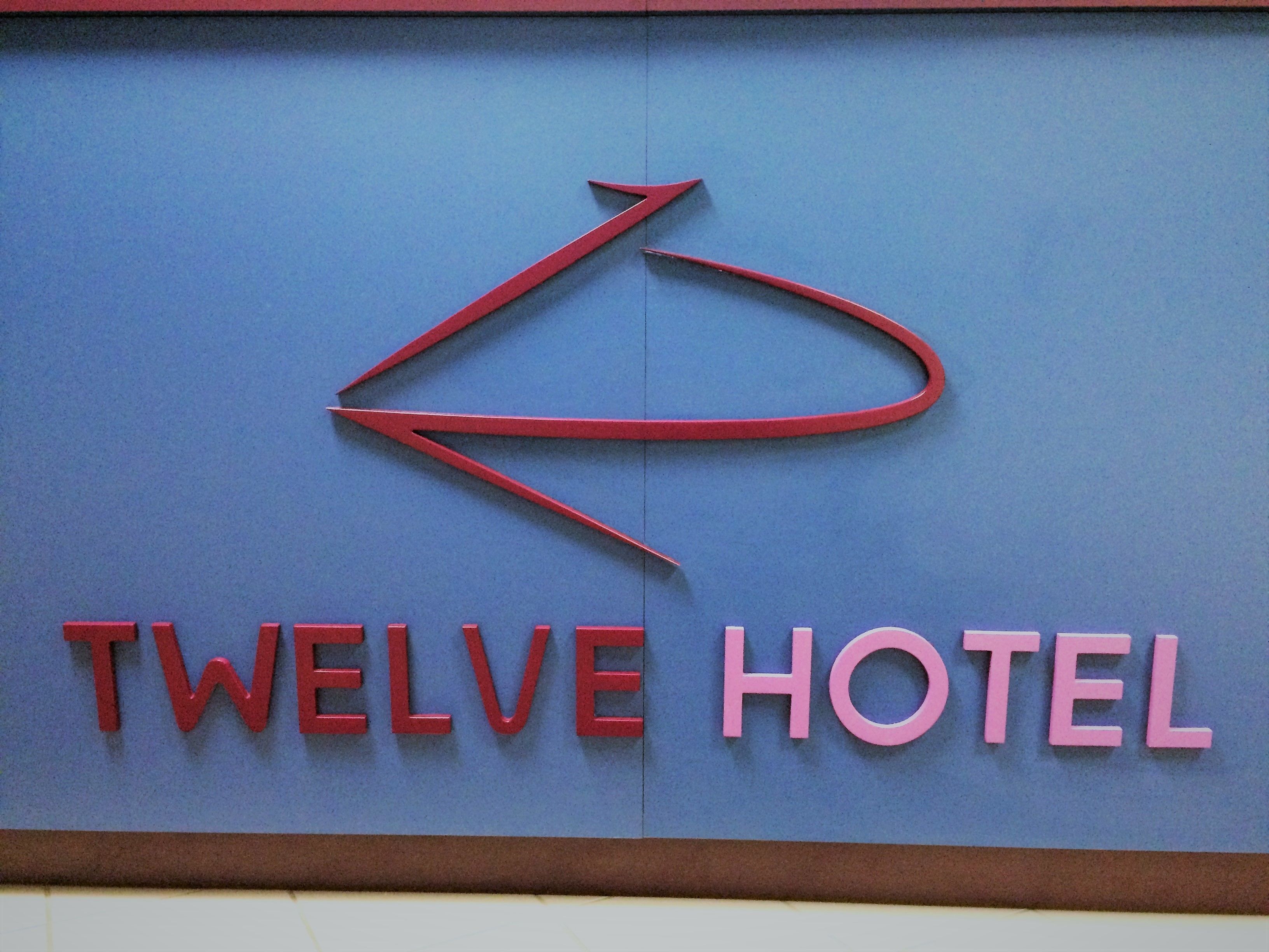 Ein Hotelschild mit einem stilisierten 'Z'-Logo und dem Namen 'TWELVE HOTEL' in fetter Schrift.