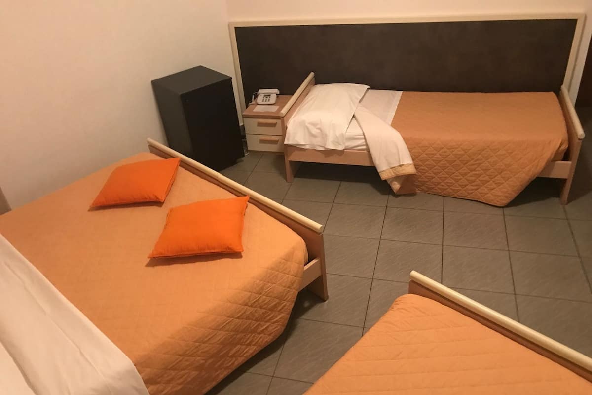 Camera quadrupla | Copriletto in piuma, una scrivania, tende oscuranti, insonorizzazione