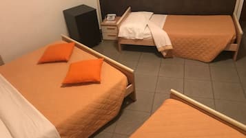 Habitación cuádruple | Edredones de plumas, escritorio, cortinas opacas