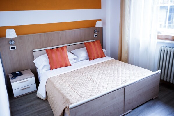 Down comforters, desk, blackout drapes, soundproofing - Twelve Hotel (Moncalieri)