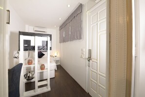 Phòng phong cách cổ điển | Minibar, két bảo mật tại phòng, bàn, phòng cách âm