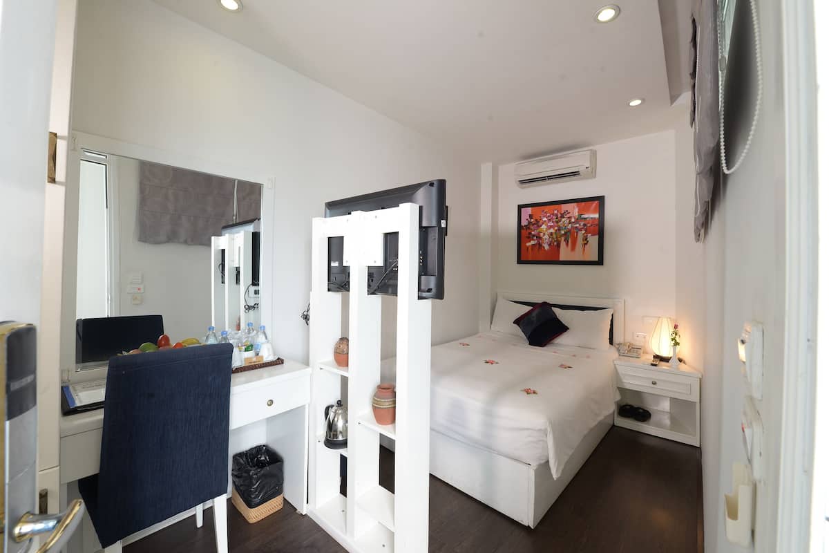 Classic Double Room | Minibar, in-room safe, desk, soundproofing