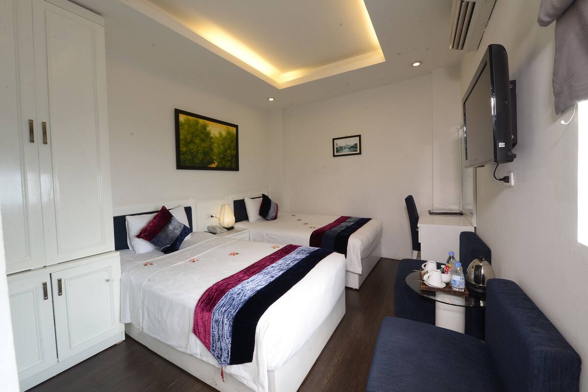 ميني بار وخزنة داخل الغرفة ومكتب وتجهيزات عازلة للصوت