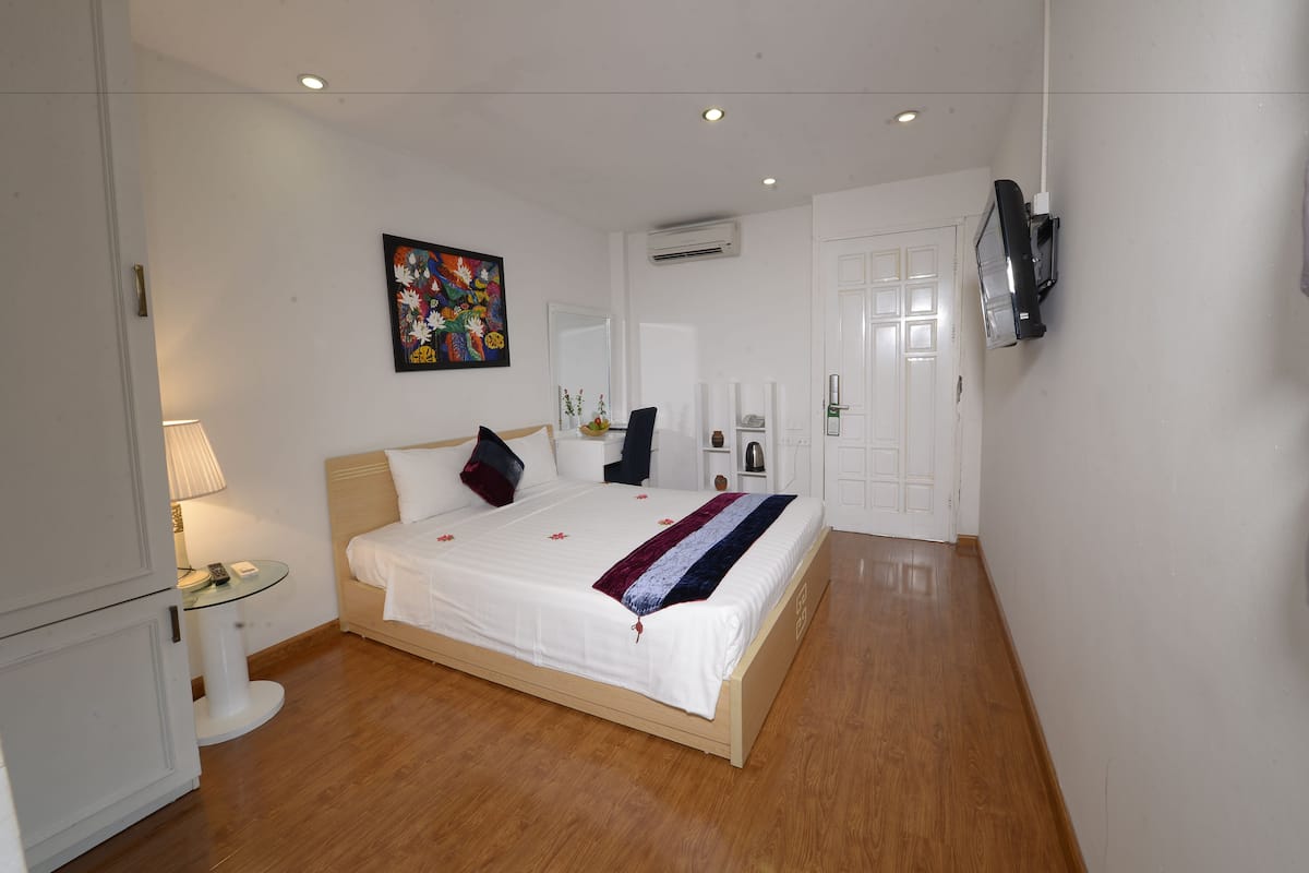 Family Penthouse, 2 Queen Beds, City View | Minibar, in-room safe, desk, soundproofing