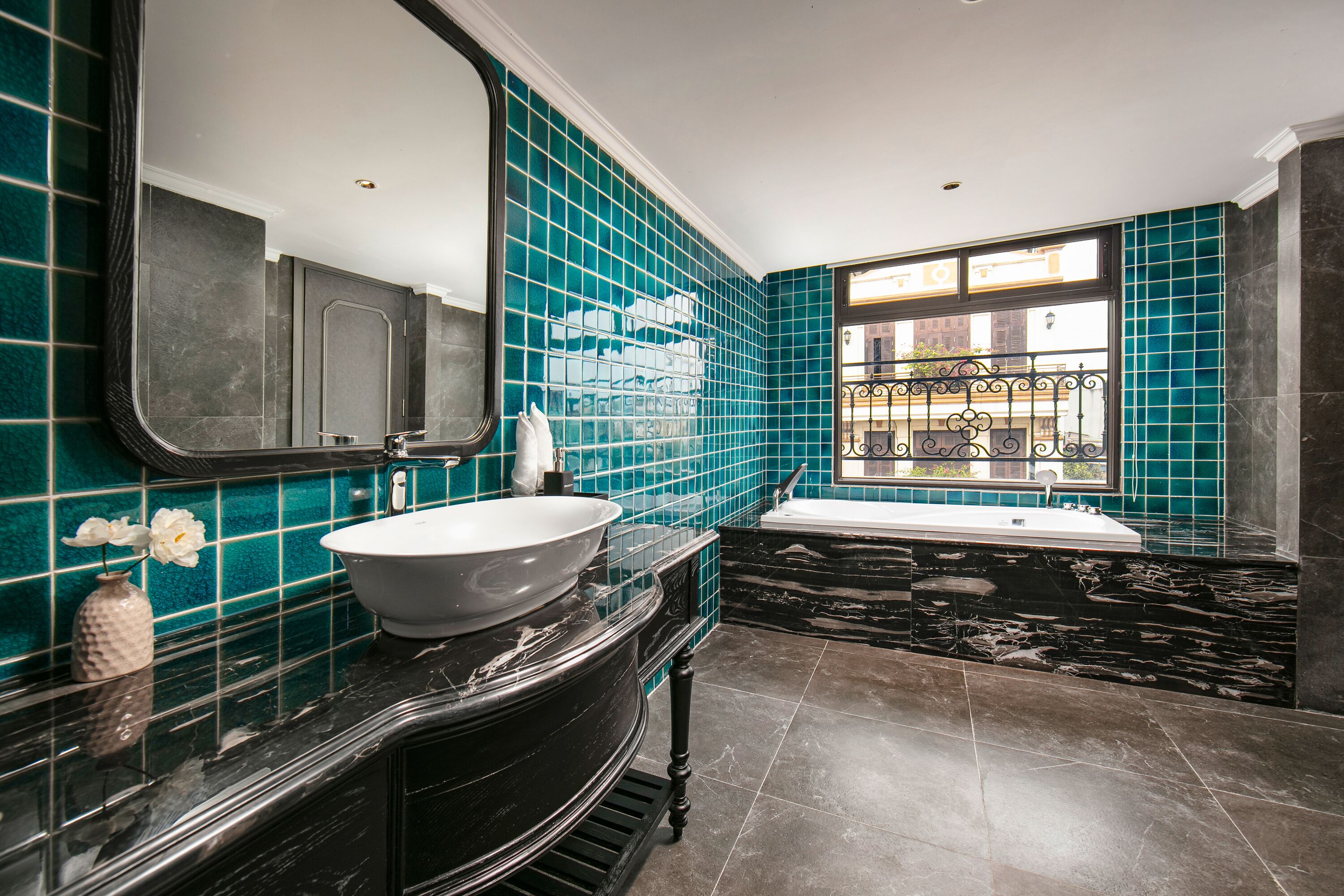 executive double room, 1 king bed, city view | bathroom | free toiletries, hair dryer, bathrobes, slippers