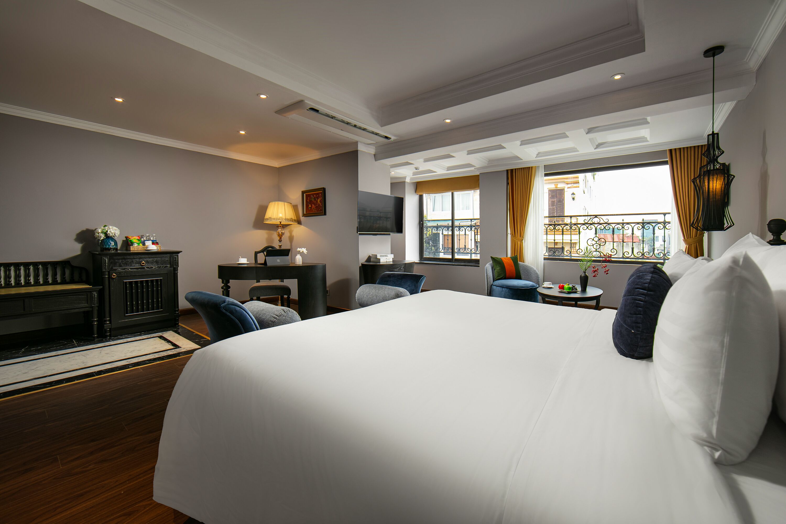 executive double room, 1 king bed, city view | 1 bedroom, minibar, in-room safe, desk