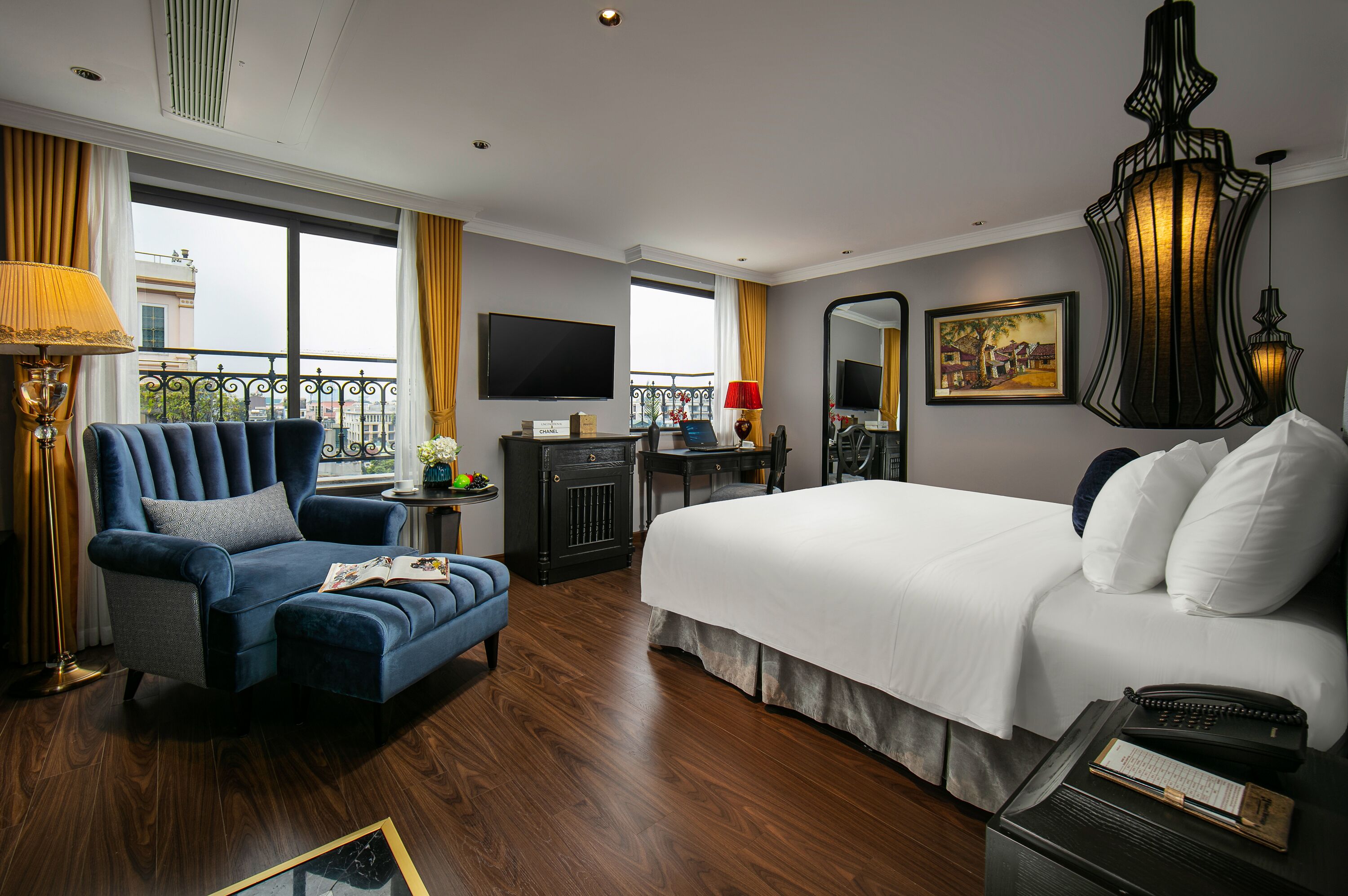 executive double room, 1 king bed, city view | 1 bedroom, minibar, in-room safe, desk