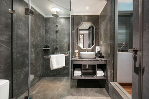 Quarto duplo superior | Frigobar, cofres nos quartos, escrivaninha, quartos à prova de som
