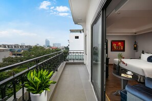 Habitación doble ejecutiva, 1 cama King size, vista a la ciudad | Minibar, caja de seguridad en la habitación y escritorio 