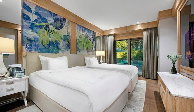 Emerald Villa | Premium bedding, minibar, in-room safe, desk