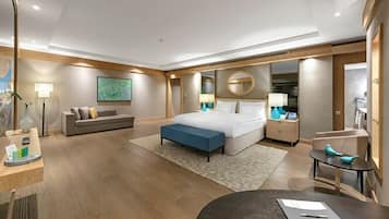 Ein modernes Hotelzimmer mit einem großen Bett, Nachttischen, einem Schreibtisch, einer Couch und einem Badezimmer.