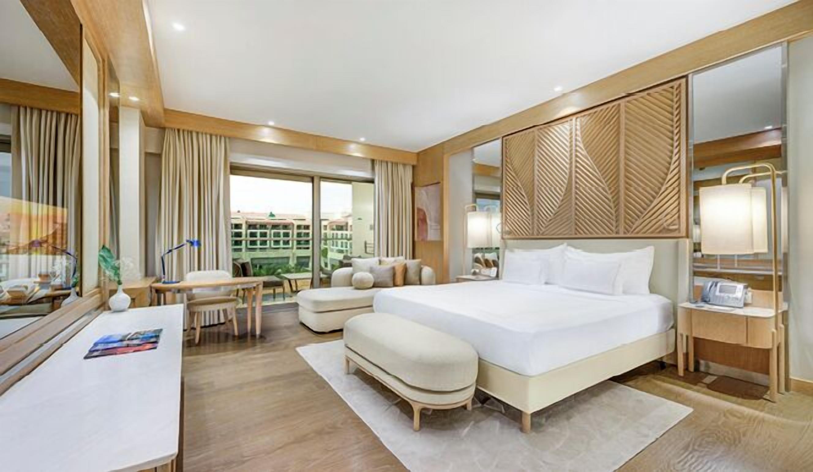 Jade Room Partial Sea View | Premium bedding, minibar, in-room safe, desk