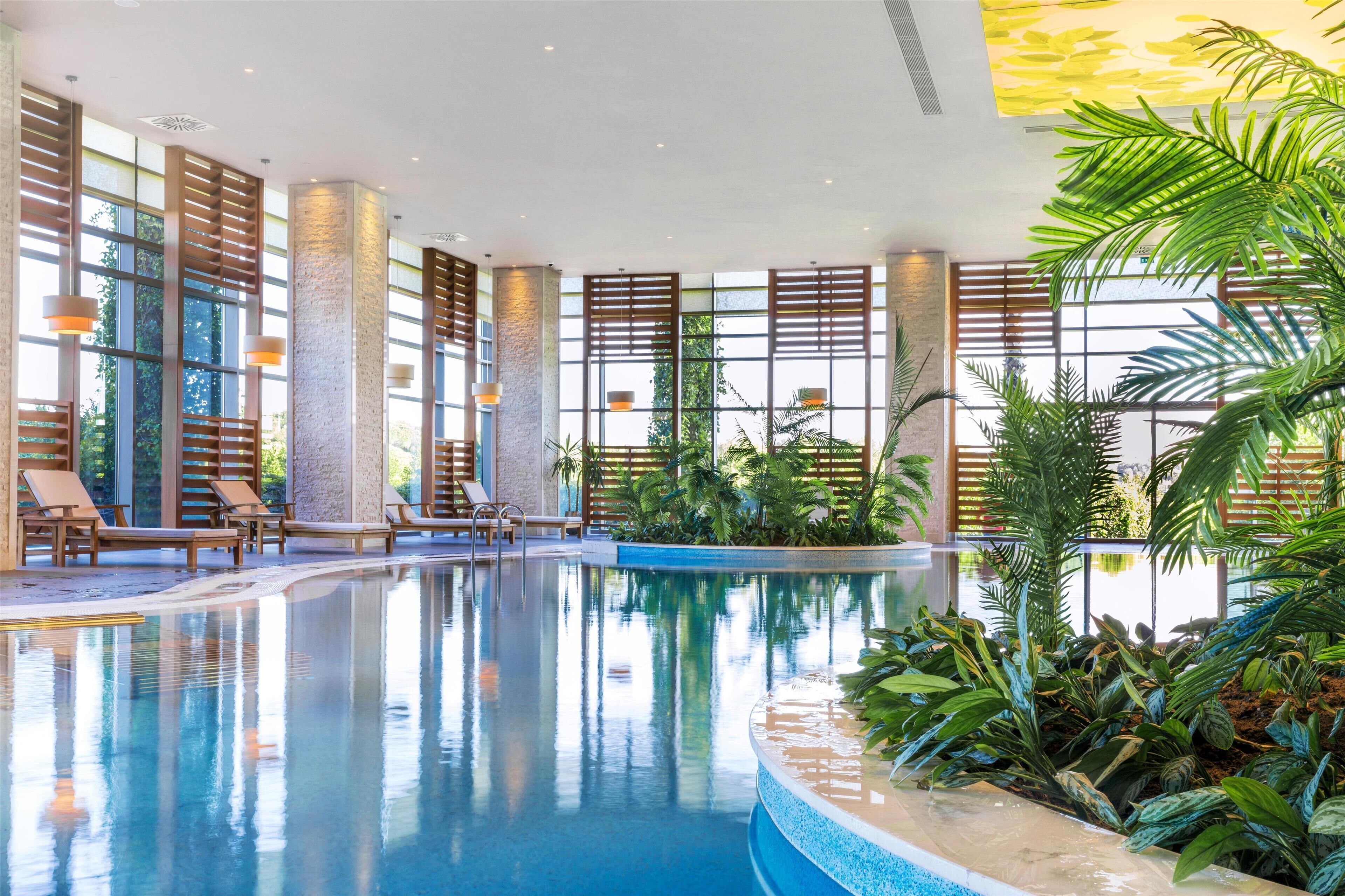 Innenpool, 5 Außenpools, Cabañas (kostenlos), Sonnenschirme