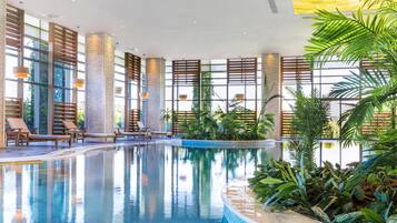 Una piscina techada, 5 piscinas al aire libre, camas de piscina gratis