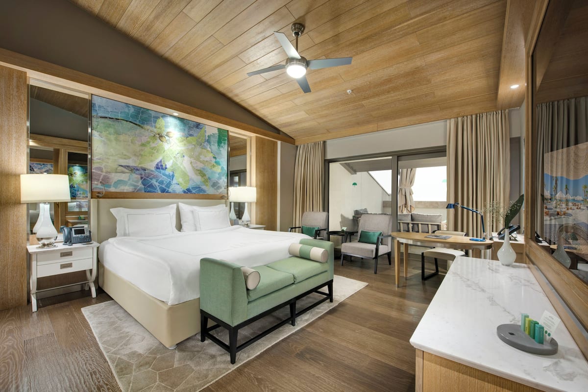 Premium bedding, minibar, in-room safe, desk