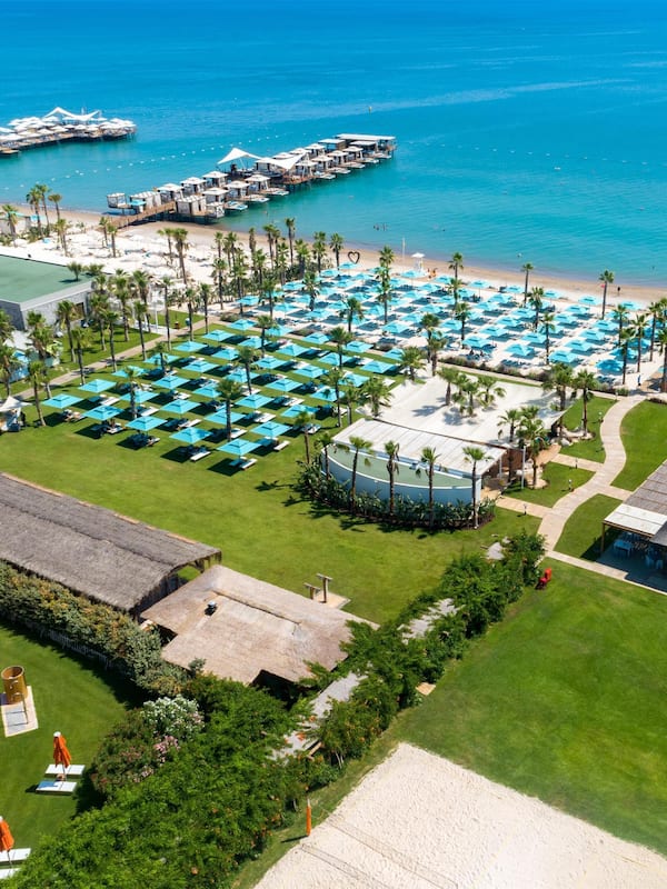 Playa privada, playa de arena blanca y camas de playa (con cargo)