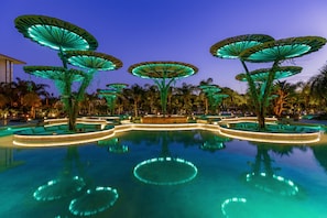 16 bares/lounges, 3 bares ao lado da piscina