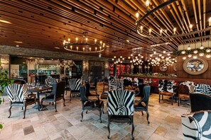 12 restaurants, dinner served