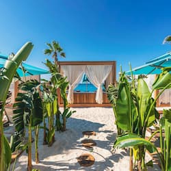 Playa privada, playa de arena blanca y camas de playa (con cargo)