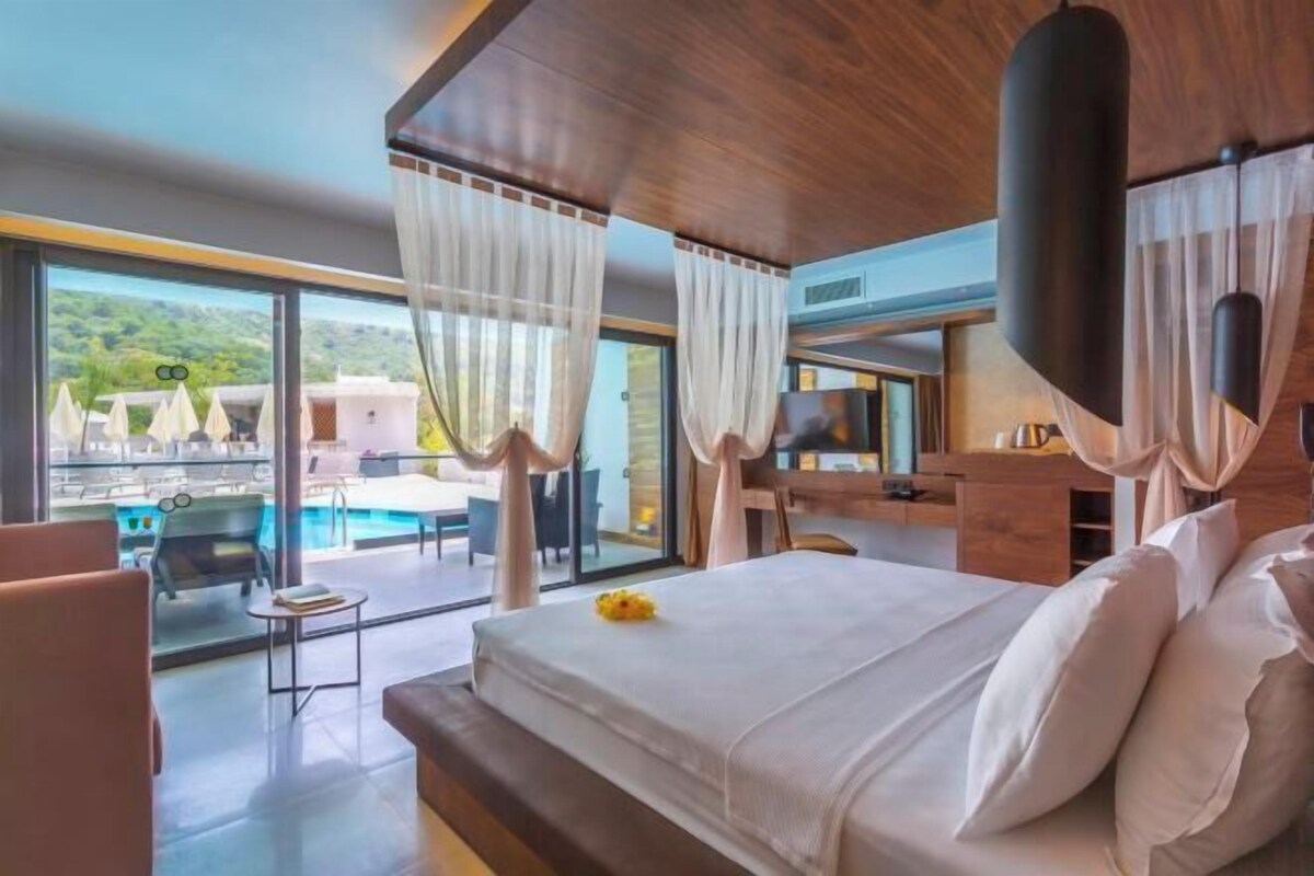 Minibar, in-room safe, WiFi (free)