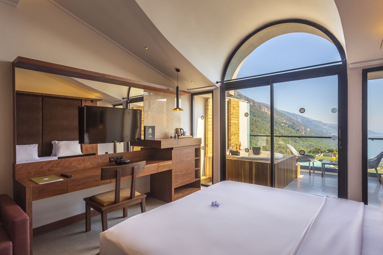 Deluxe Room, Sea View | Minibar, in-room safe, free WiFi, wheelchair access