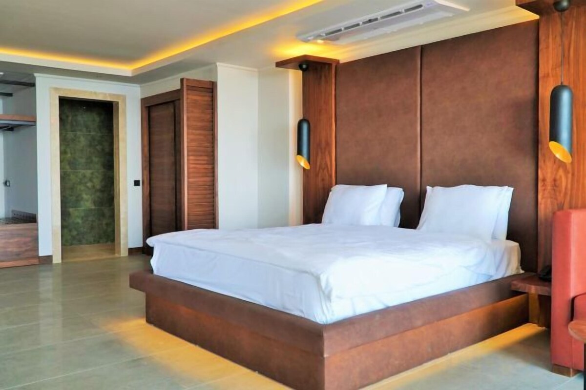 Minibar, in-room safe, WiFi (free)