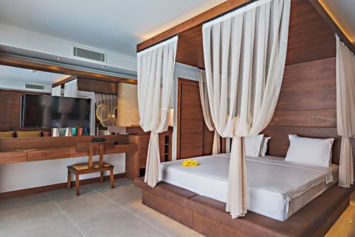 Minibar, in-room safe, WiFi (free)