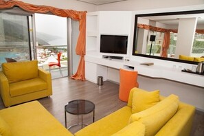 En 40-tommers LCD-TV med Parabol-TV samt TV og DVD-spiller