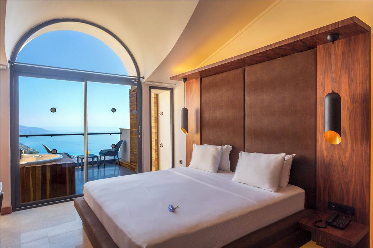 Minibar, in-room safe, free WiFi