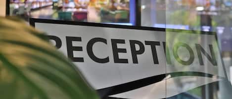 Et receptionsområde med et skilt, der står "RECEPTION".