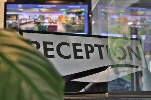 Een receptiebalie met een bord waarop 