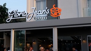 Ein Gebäude mit einem Schild für "Gloria Jean's Coffees" und "Orka Boutique Hotel".