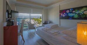Large Sea View Room | Hochwertige Bettwaren, Daunenbettdecken, Zimmersafe, Schreibtisch