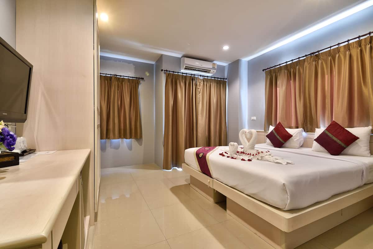 Free minibar items, free WiFi, bed sheets