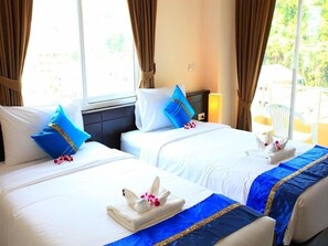 Artículos del minibar gratis, wifi gratis y ropa de cama 