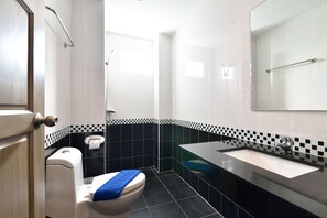 Phòng Superior, quang cảnh thành phố | Phòng tắm | Buồng tắm vòi sen, đồ dùng nhà tắm miễn phí, máy sấy tóc, khăn tắm