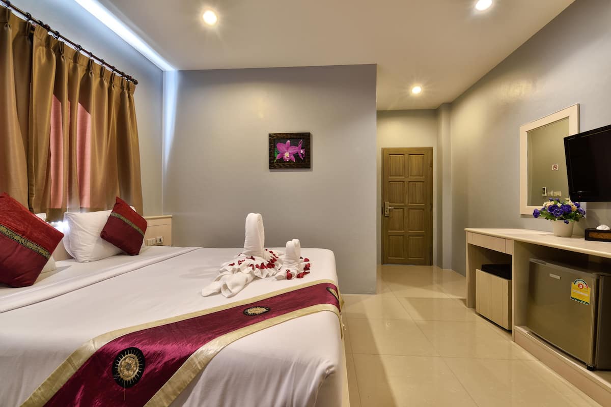 Free minibar items, free WiFi, bed sheets